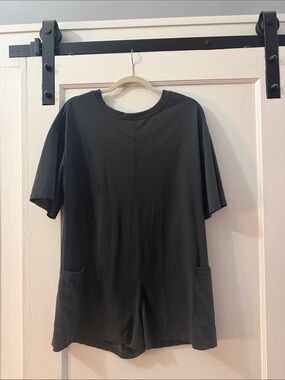 SHEIN Black Short-Sleeve Casual Tee with Side Pockets